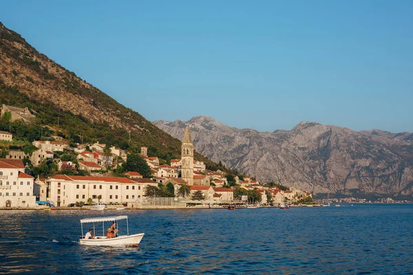 El casco antiguo de Perast en la orilla de la bahía de Kotor, Montenegro. Th —  Fotos de Stock