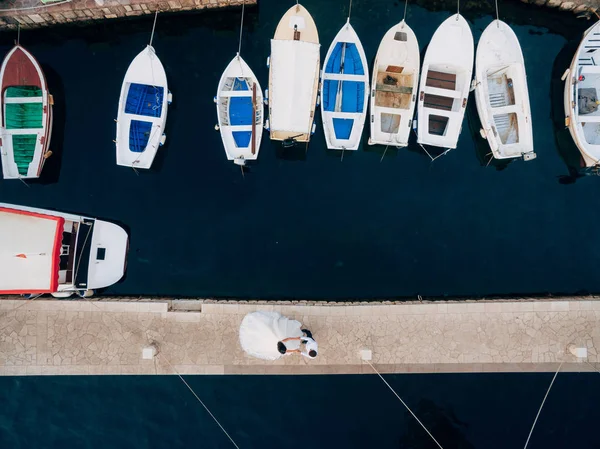 Marina for yachts aerial photography. Newlyweds on the boat dock — Stock Photo, Image