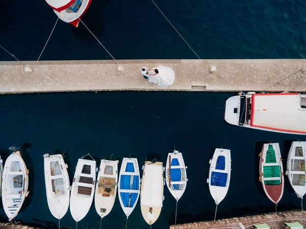 Marina para la fotografía aérea de yates. Recién casados en el muelle del barco — Foto de Stock