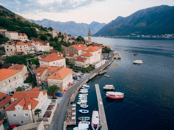 El casco antiguo de Perast en la orilla de la bahía de Kotor, Montenegro. Th —  Fotos de Stock