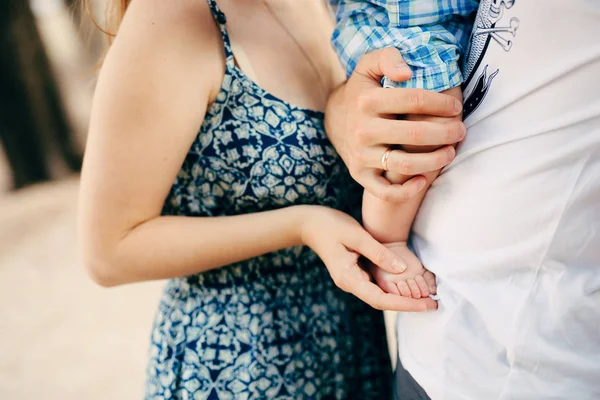 Ouders houden het kind in hun armen. Een klein kind met ouder — Stockfoto