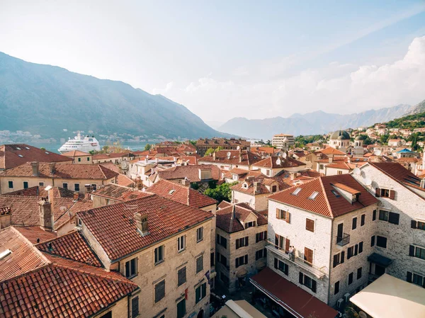 Liner sul molo di Kotor, vicino al centro storico nella baia di Kotor, M — Foto Stock