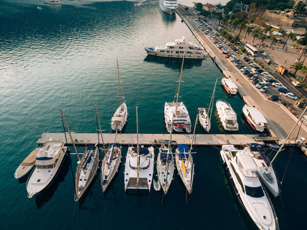 Парусник рядом со старым городом Котор, Которский залив
