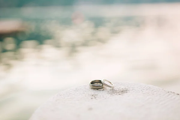 Anillos de boda en las rocas cerca del mar — Foto de Stock