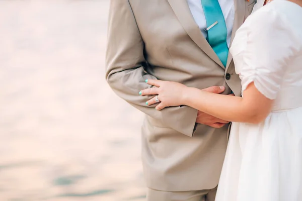 Die Braut umarmt den Bräutigam — Stockfoto