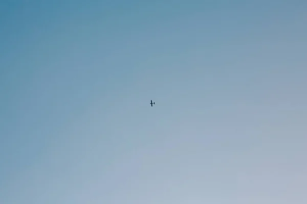 Літак у небі. Стрілянина з землі — стокове фото