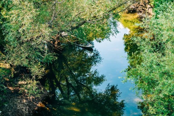 Barca allagata alla foce del fiume — Foto Stock