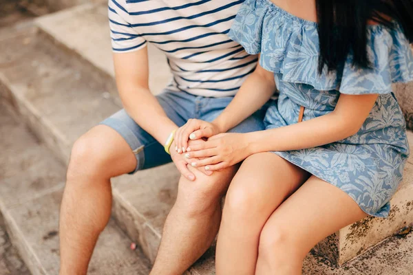 Novia y novio tomados de la mano — Foto de Stock