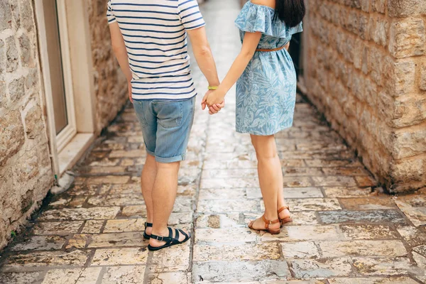 Brud- och brudgummen håller varandra i handen — Stockfoto