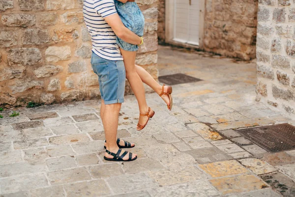 O noivo levantou a noiva em seus braços. Pernas fechadas. Casamento i — Fotografia de Stock