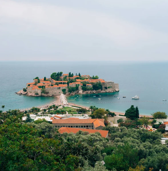 Νησί του Sveti Stefan του εδάφους, γκρο πλαν του νησιού το απόγευμα. — Φωτογραφία Αρχείου