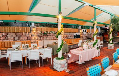 Düğün masa zeytinli bir rustik tarzda