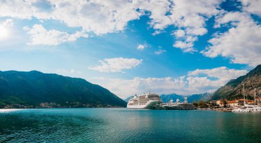 Cruise liner Boka Kotor Körfezi içinde
