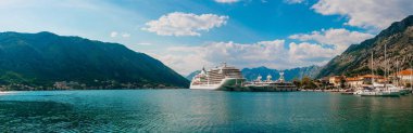 Cruise liner Boka Kotor Körfezi içinde