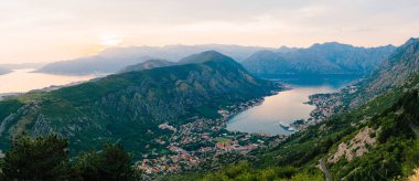 Kotor Körfezi ile kuş-göz görüş. Kotor şehir, Muo, Prcan