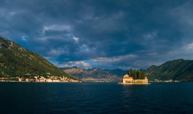 Eski Balık tutma kasaba Perast shore Kotor Körfezi