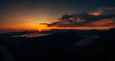 Dağlar ve deniz üzerine Karadağ günbatımı