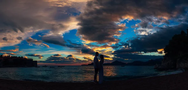 Silhouettes de couples près de Sveti Stefan — Photo
