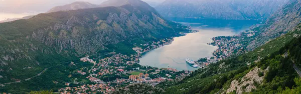 Bucht von Kotor mit Vogelperspektive. die stadt kotor, muo, prcan — Stockfoto