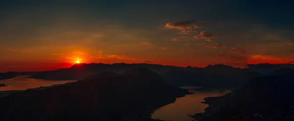 Puesta de sol en Montenegro sobre las montañas y el mar — Foto de Stock