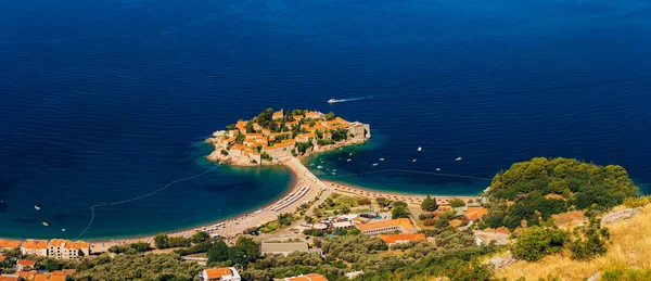 Ilha de Sveti Stefan. Tiro panorâmico — Fotografia de Stock