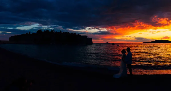 Silhouetten von Paaren in der Nähe von sveti stefan — Stockfoto