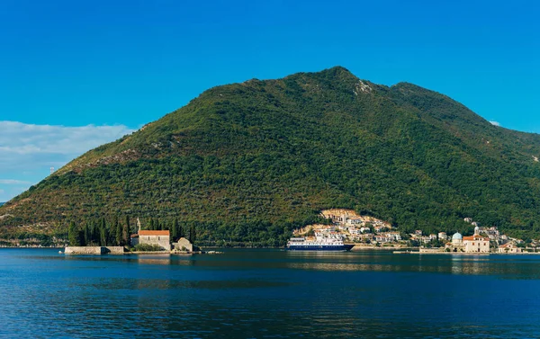 Den ön av Gospa od Skrpela i Boko-Kotorsky viken — Stockfoto