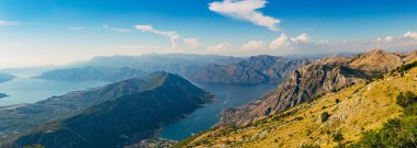 Kotor Körfezi ile kuş-göz görüş. Kotor şehir, Muo, Prcan