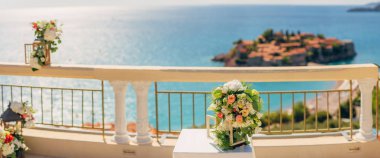 Sveti Stefan Adası arka plan üzerinde düğün töreni