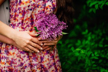 Yeni evliler birbirlerine Karadağ'sarılmak