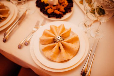 Bir düğün Ziyafet Tablo ayarı. Dekorasyon çiçekler