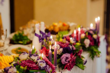 Mumlar Ziyafet masada.