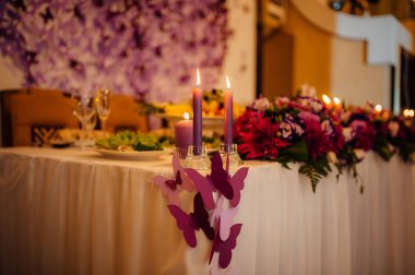 Mumlar Ziyafet masada.