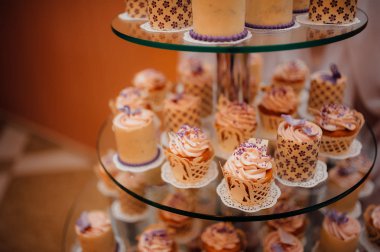 Çiçekli beyaz düğün pastası