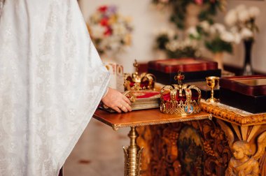 Kilise iki altın kron