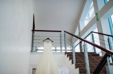 Gelinler bir askı odasında elbise