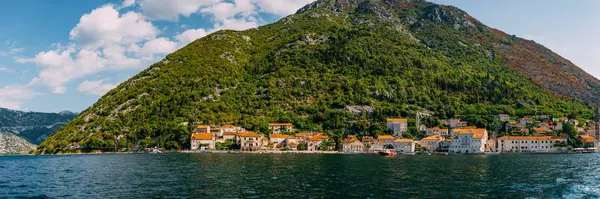 El antiguo pueblo pesquero de Perast en la orilla de la bahía de Kotor —  Fotos de Stock