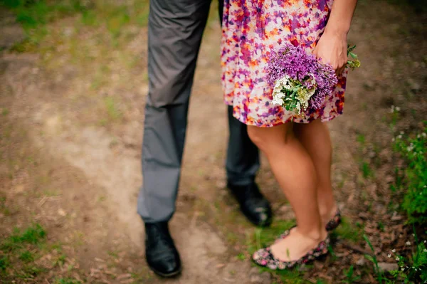 芝生の上の女性と男性の足 — ストック写真