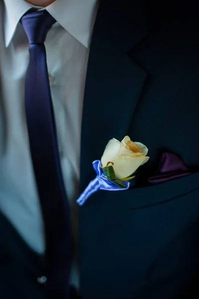 Ženicha boutonniere svatební květina — Stock fotografie