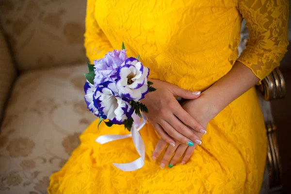 Buquê de casamento em mãos da noiva — Fotografia de Stock