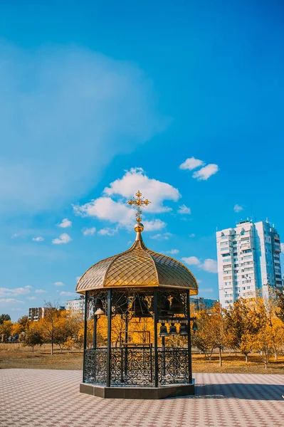 Altın Kubbe mavi gökyüzü bulutlu karşı kilise.