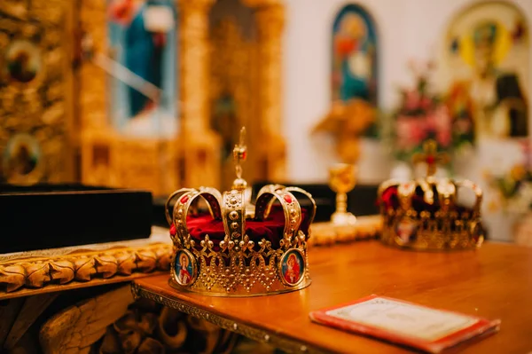 Dvě zlaté koruny v kostele — Stock fotografie
