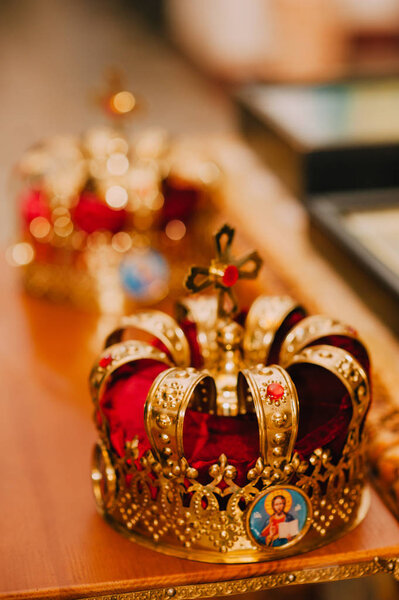 Две золотые короны в церкви
