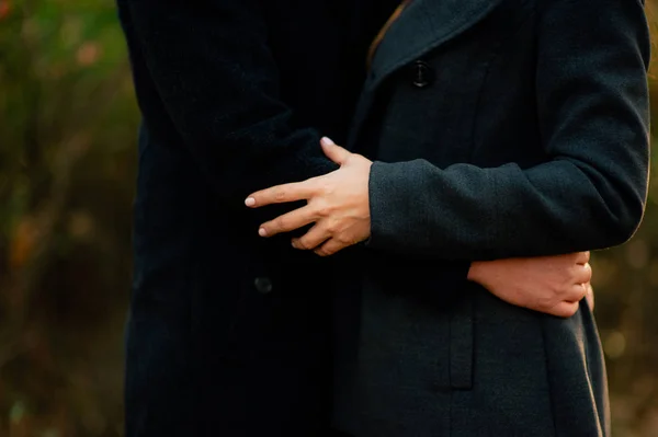 Novomanželé obejmout každého jiný v Černé hoře — Stock fotografie