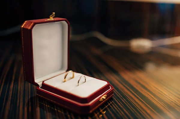 Anillos de boda de los recién casados en una caja. Compromiso anillos de oro —  Fotos de Stock