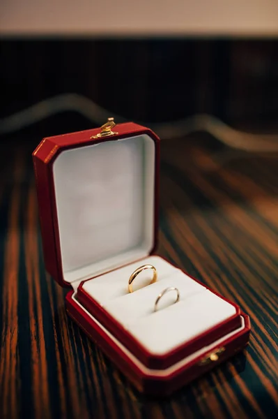 Anillos de boda de los recién casados en una caja. Compromiso anillos de oro —  Fotos de Stock