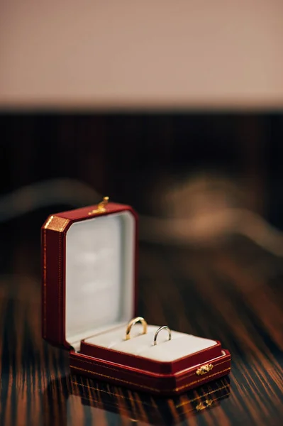 Eheringe des Brautpaares in einer Schachtel. Verlobungsringe — Stockfoto