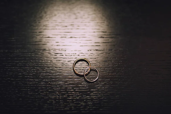 Anillos de boda de oro — Foto de Stock