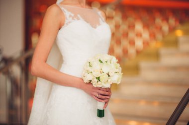 Gelinin elinde düğün buketi