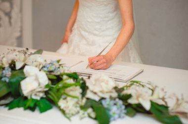 Yeni evliler imzalarını bir evlilik kaydetme hareket koymak.